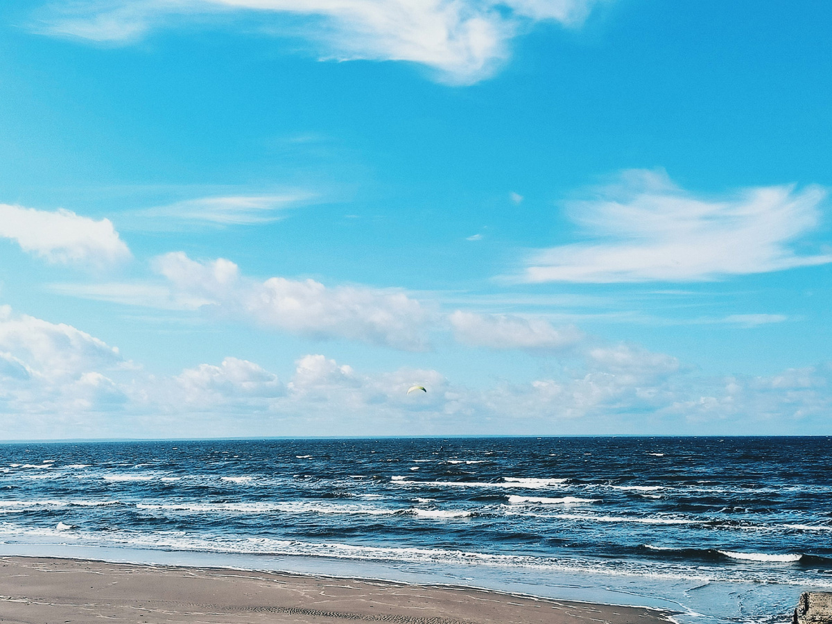 Белое море. Наверное, я полюбила бы море, но только если рядом не будет никого. Просто сидеть и любоваться.