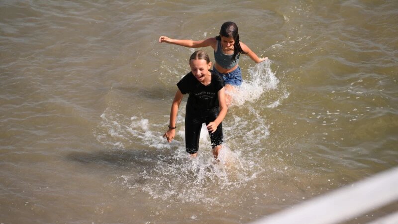     Как тридцатиградусная жара гонит барнаульцев в Обь. Июль 2024. Дмитрий Лямзин