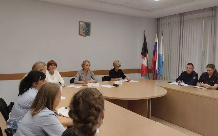    10 подростков в возрасте 11-15 лет допросили по делу об избиении школьника на Центральной площади Ижевска