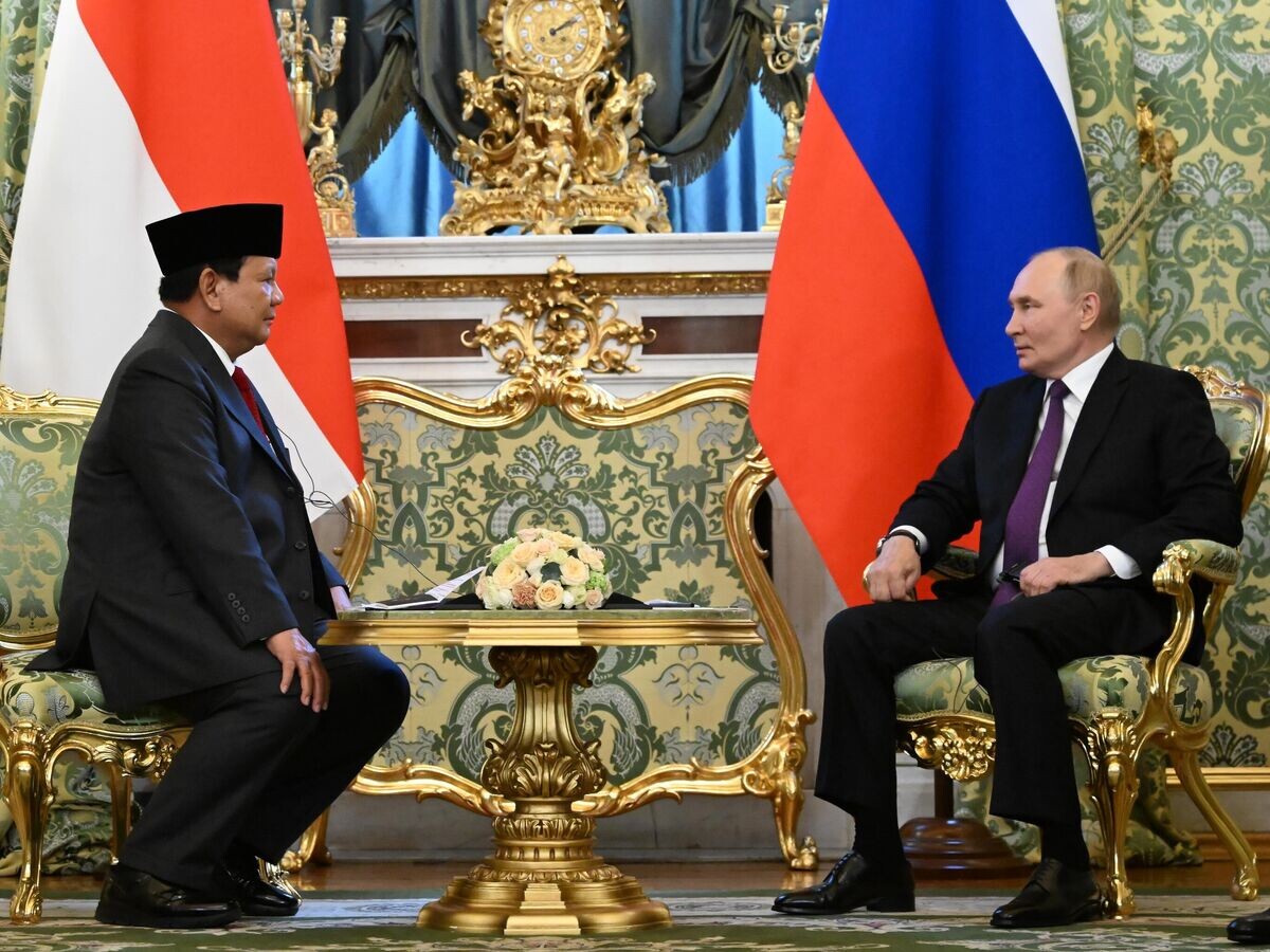    Президент РФ Владимир Путин и министр обороны, избранный президент Индонезии Прабово Субианто во время встречи в Москве© РИА Новости / Григорий Сысоев