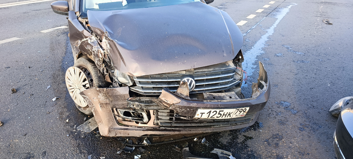 Блок лопнул, фрагменты КПП валялись на асфальте. Деформирован весь кузов,  днище, стойки. Багажник с трудом открывался.