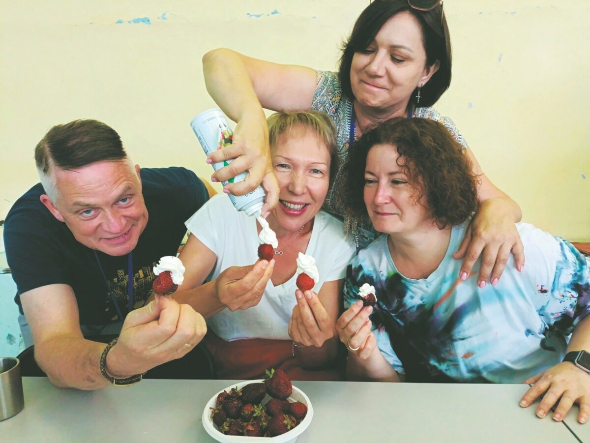    Сергей Софенко угощает клубникой экспедиторов