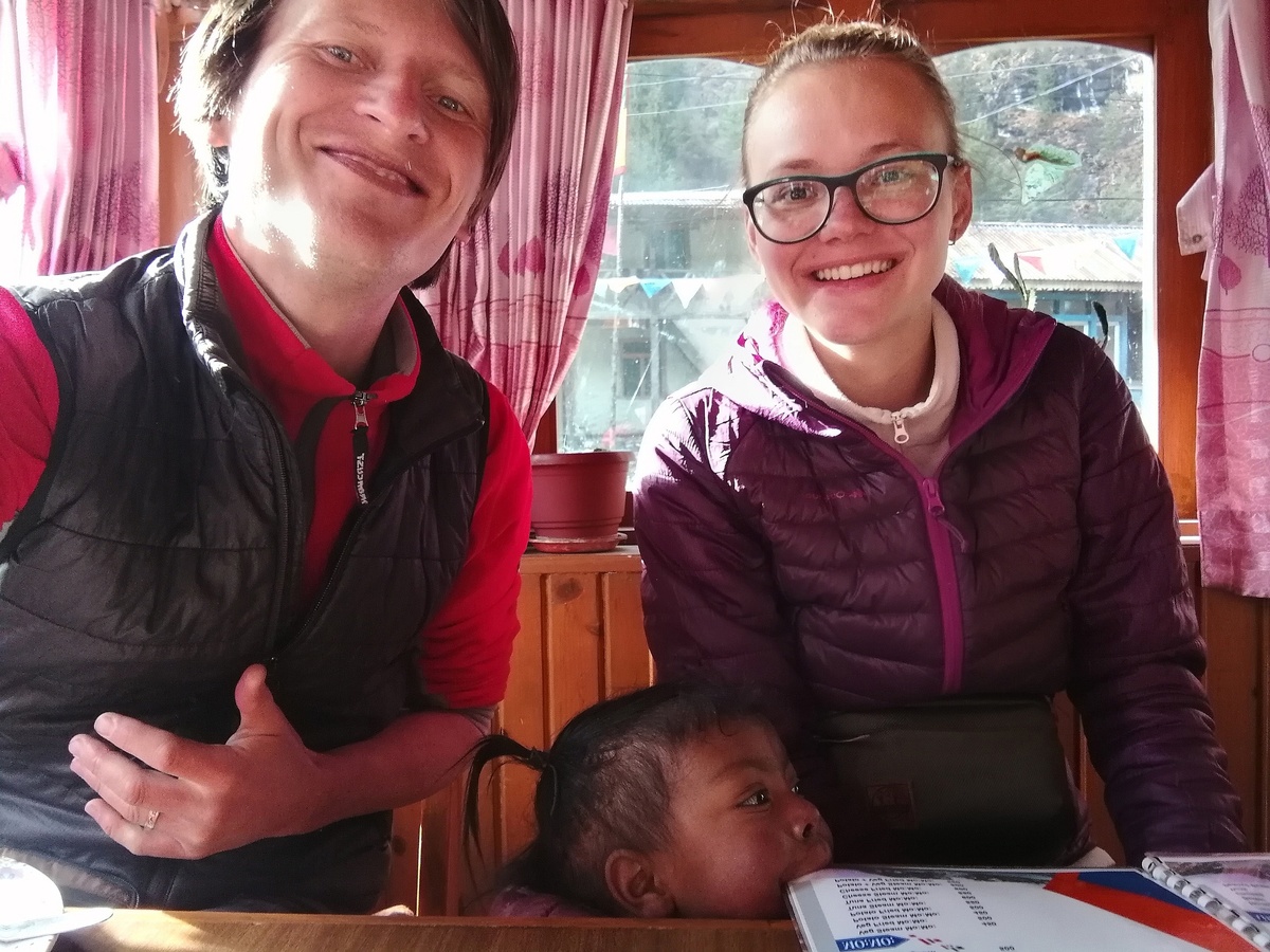 Мы с Таней и смешная девчушка грызет меню