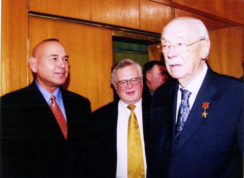 С известным советским и российским писателем,  Героем Социалистического Труда С. В. Михалковым 
