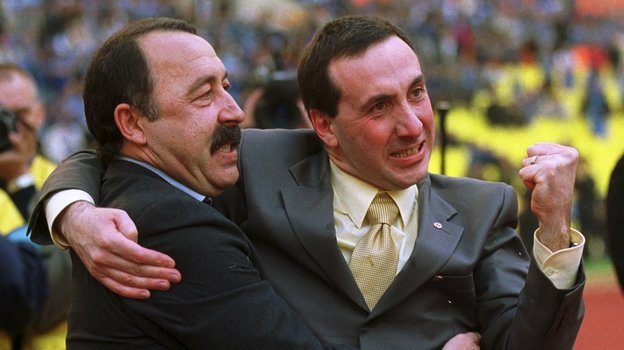 12 мая 2002 года. Москва. «Лужники». ЦСКА — «Зенит» — 2:0. Евгений Гинер (справа) и Валерий Газзаев празднуют первый титул в новой эпохе армейского клуба. Фото Александр Вильф