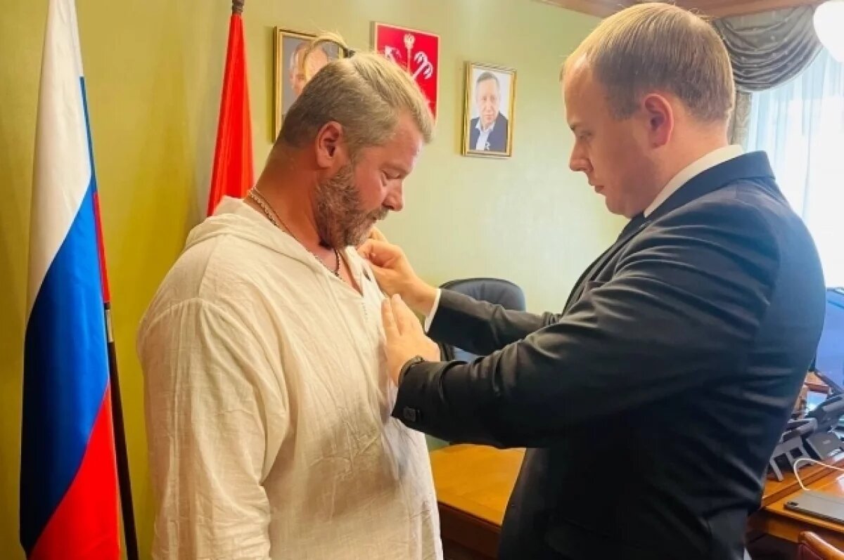    Ушел добровольцем.