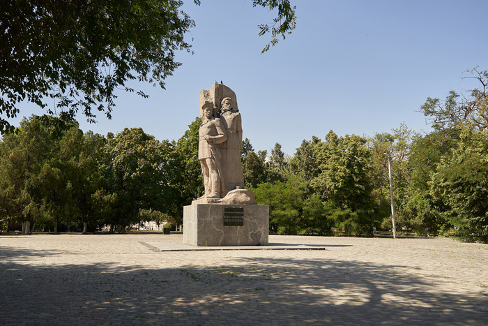 Памятник Подтелкову и Кривошлыкову