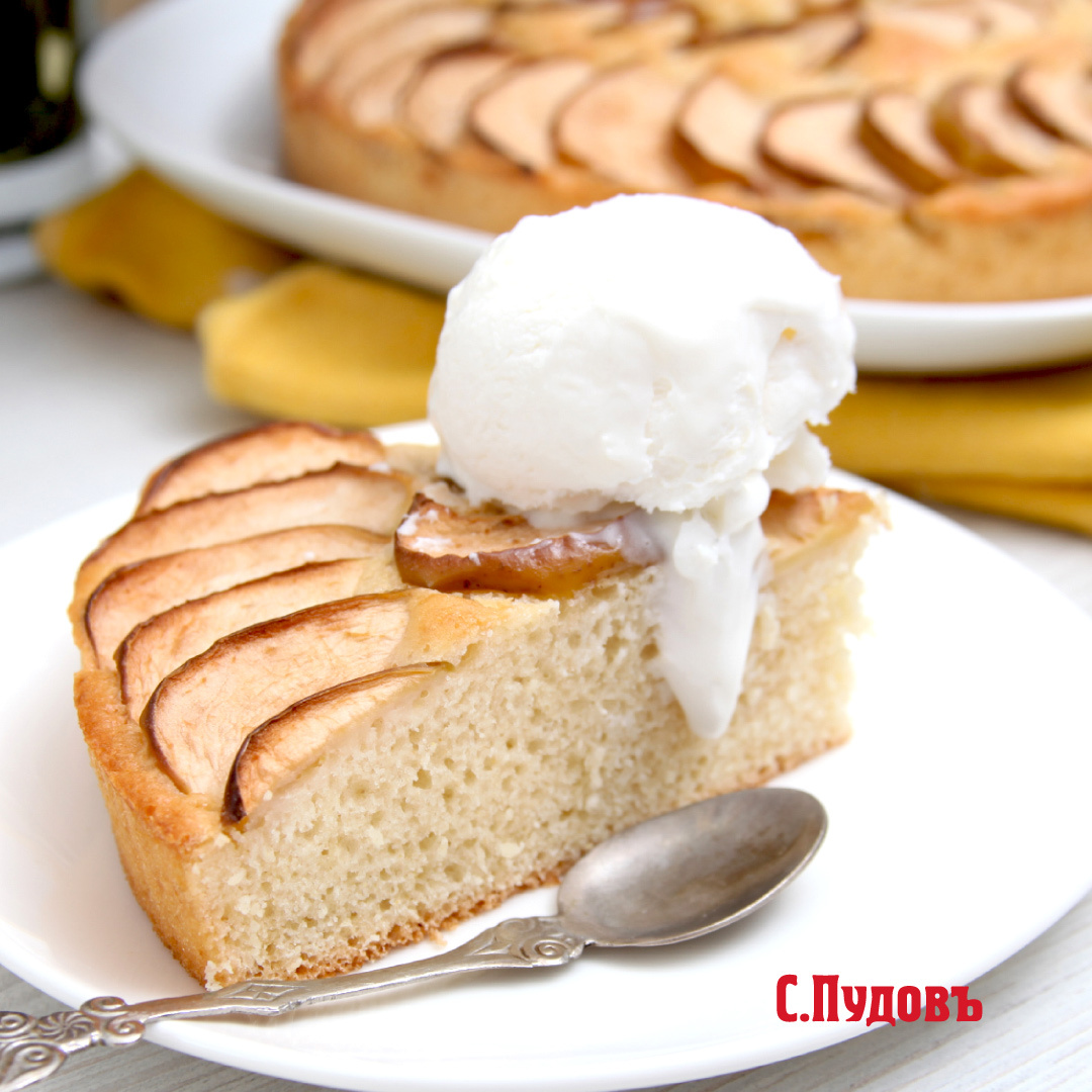 Шарлотка с яблоками и ванильным мороженым