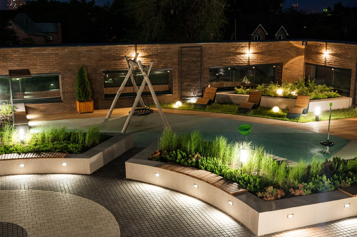 Двор-парк на стилобате жилого квартала "НАСЛЕДИЕ"