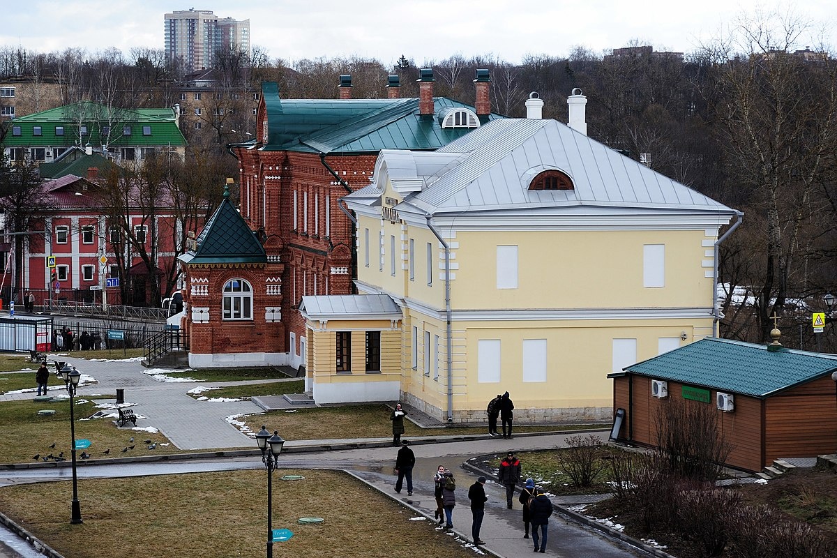 Желтое здание - гостиница "Западная". Автор Vsatinet. Источник https://commons.m.wikimedia.org/.