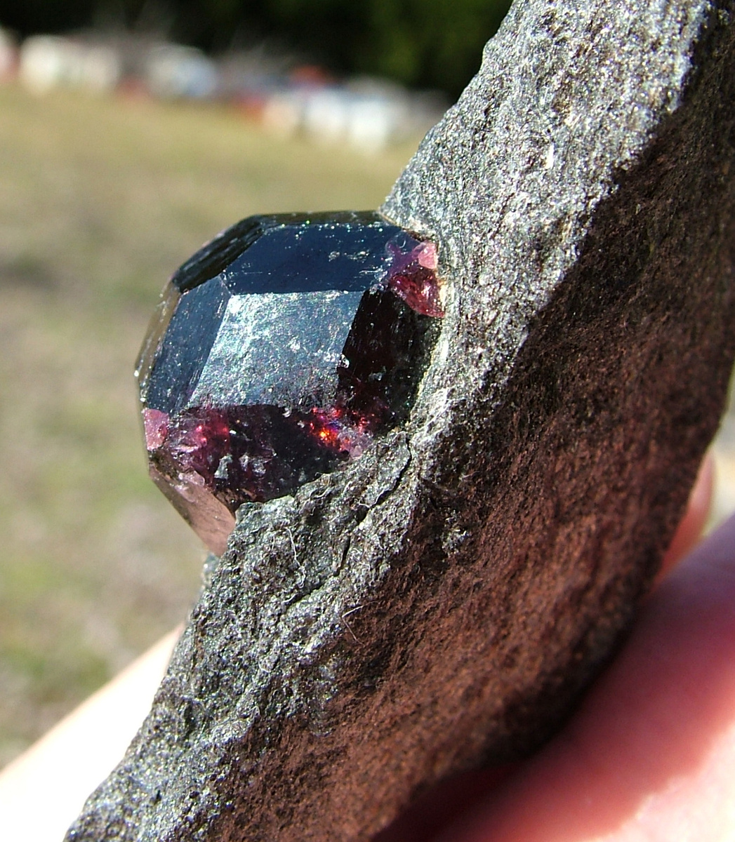 Альмандин на мусковите