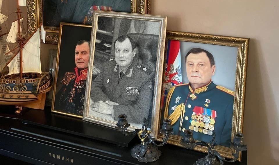 Очень много портретов себя любимого в доме Булгакова... Оперативная съёмка. 