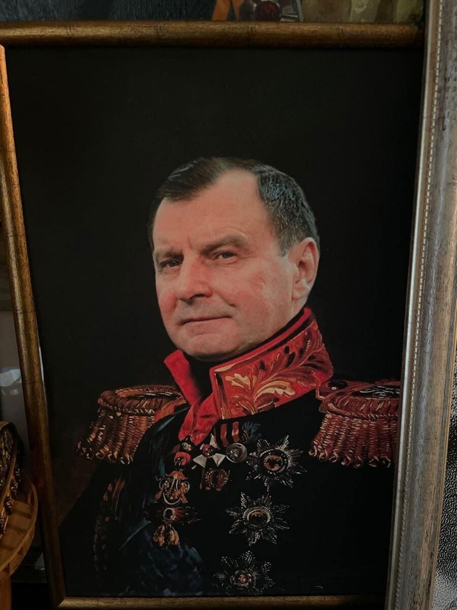 Ещё один портрет Булгакова. Таким он, видимо, представлял себя в фантазиях. Оперативная съёмка. 