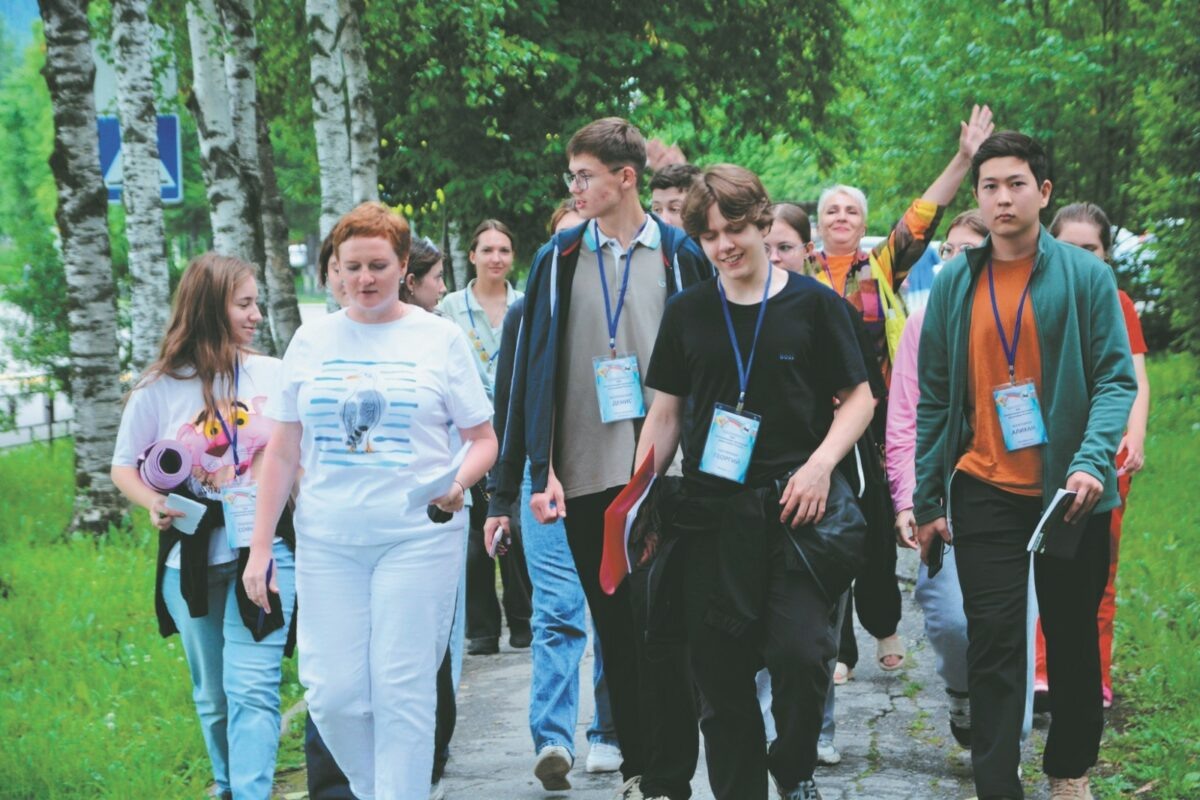    Татьяна Замятина ведет группу на берег Байкала