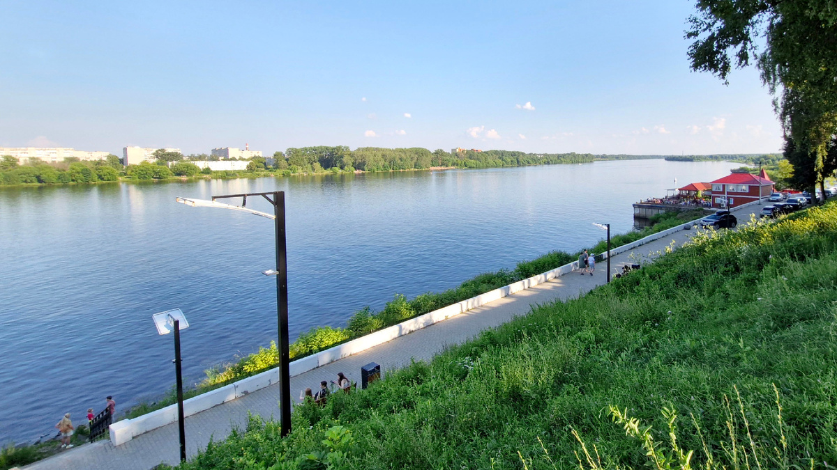 Вид на Волгу и набережну, справа у воды красненький - ресторан Причал