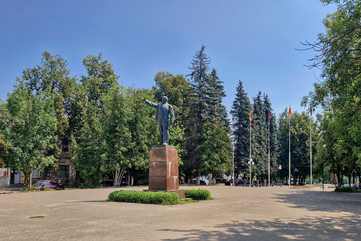 Памятник В.И. Ленину на Театральной площади 