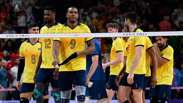    Волейболисты сборной Бразилии после поражения от Польши. Reuters