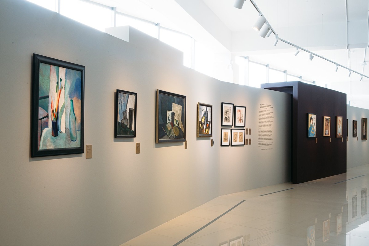 В зале. Источник https://njerusalem.ru/vystavki-i-ekspozicii/exhibit/nevidimy-i-svobodny-tri-vzgljada-na-sovetskij-modernizm-1920-1930-h/.