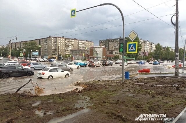    На улице Чичерина разлилась река. Фото:  АиФ