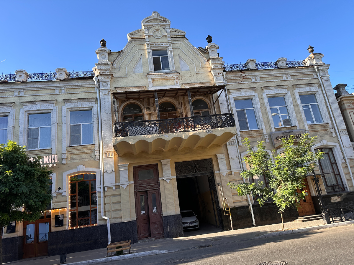 фасад здания с улицы Ленина