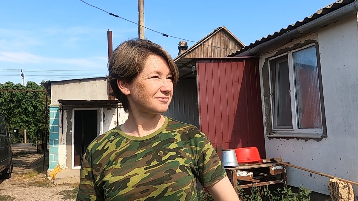 «Хозяйка» меддомика Юлия смущенно принимает помощь. Но поддержка волонтеров необходима. 
Фото: Аркадий СОЛОВЬЕВ.