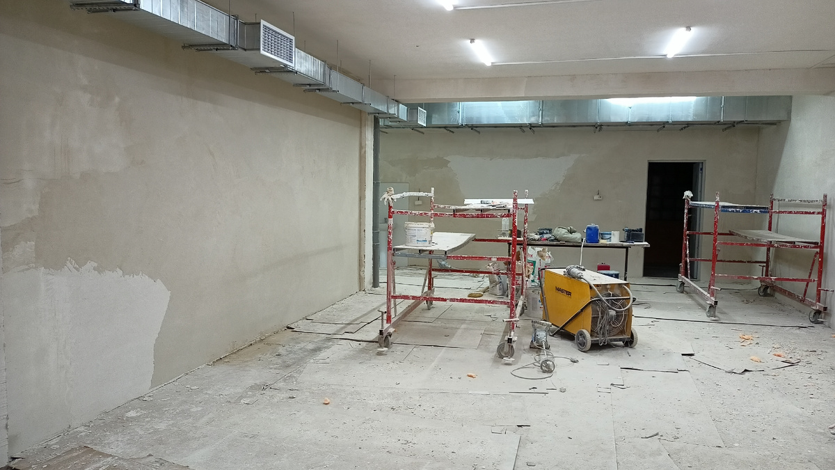 Одну половину зала подготовила к покраске.  Работаю одна на двух турах одновременно!)))