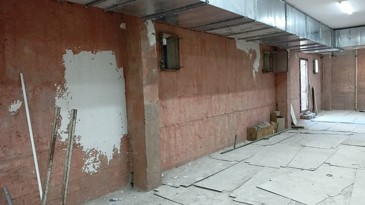 Вторая половина зала уже по другим ценам, на 200 рублей дороже, ждёт своего часа !)