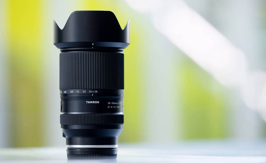 Tamron 28-300mm f/4-7.1 Di III VC VXD c комплектной блендой