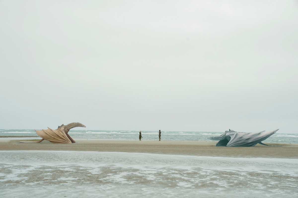 Кадр на фото к эпизоду, драконы едва ли не размеров Лунной Плясуньи