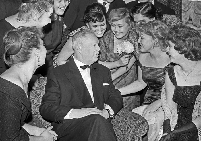 15 мая 1960 г. Народный артист СССР, главный режиссер Московского академического театра имени Маяковского Николай Охлопков на вечере, посвященном своему 60-летию, с актрисами театра. В центре на втором плане актрисы Люсьена Овчинникова и Светлана Немоляева