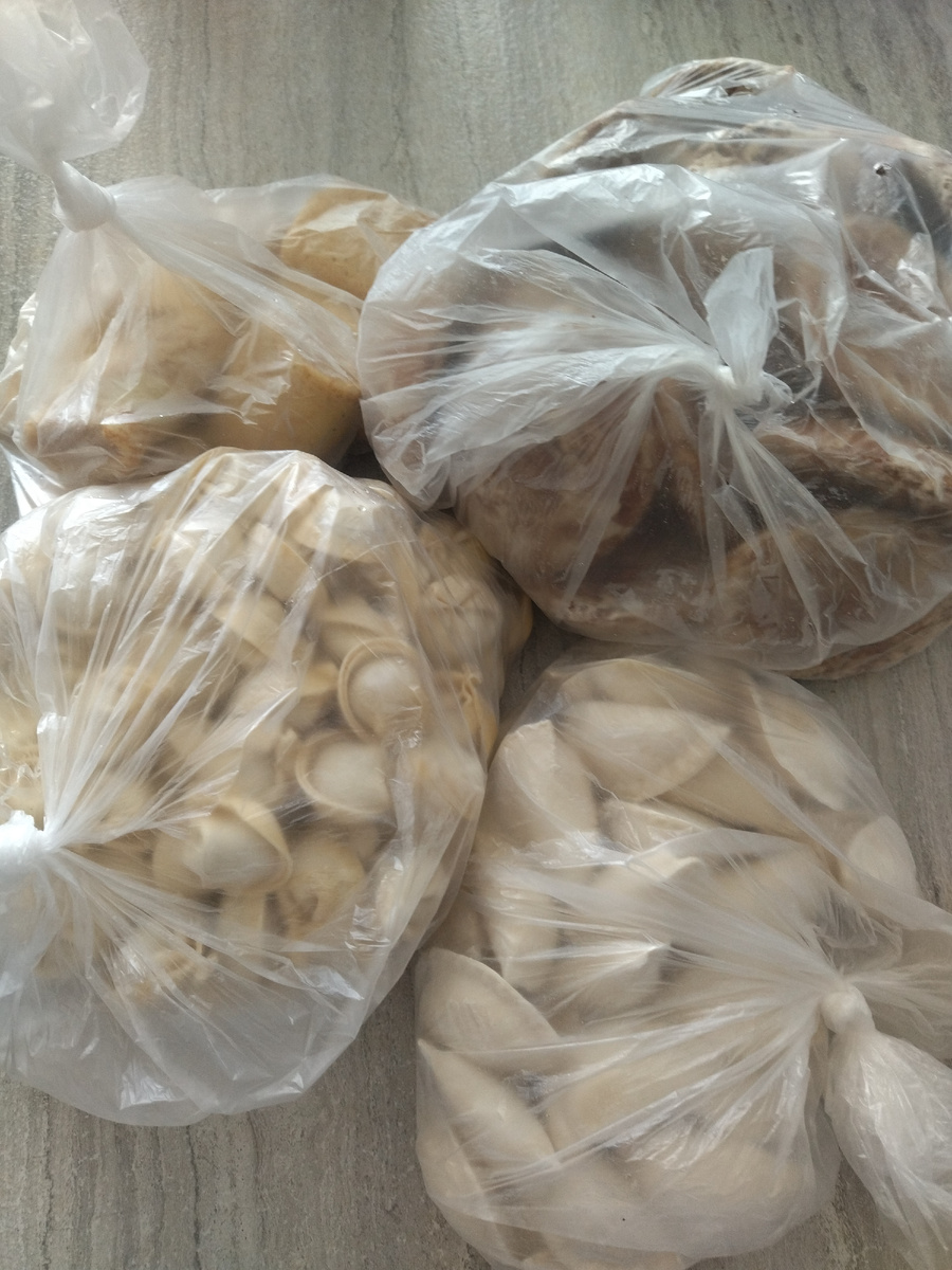 Пельмени, вареники, блинчики, пряники. Качество этих продуктов, этого производителя, нам очень нравится. 