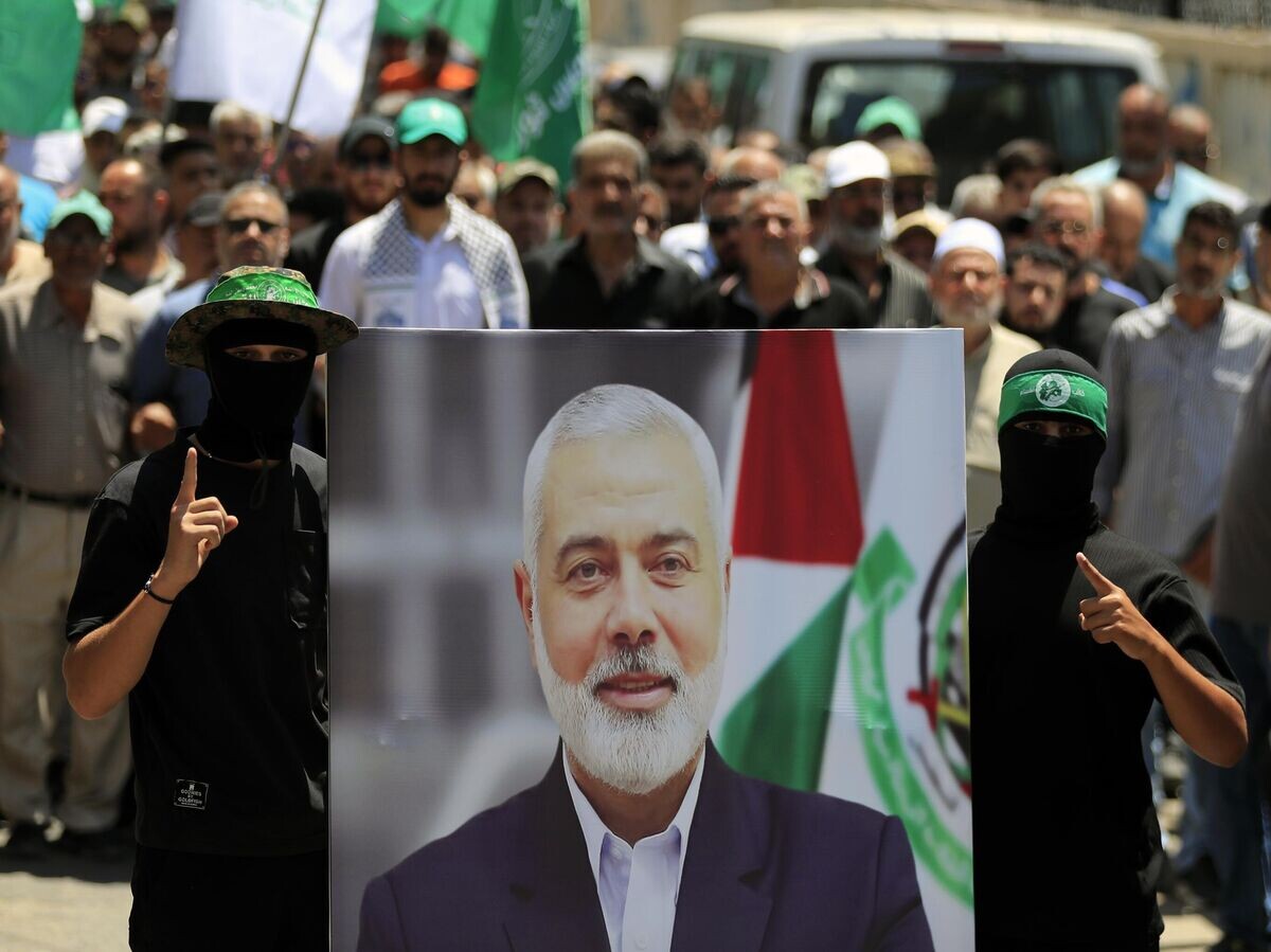    Портрет главы политбюро ХАМАС Исмаила Хании во время митинга в лагере палестинских беженцев Аль-Басс в городе Тир, Ливан© AP Photo / Mohammed Zaatari