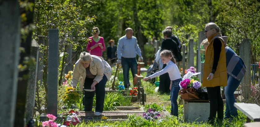 Родные пришли посетить могилу родственника, возложить подношения.