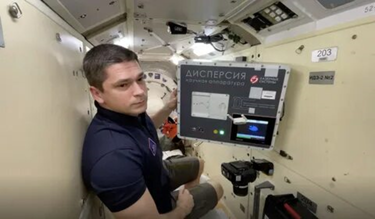 Николай Чуб проводит эксперимент «Дисперсия». Фото: Роскосмос