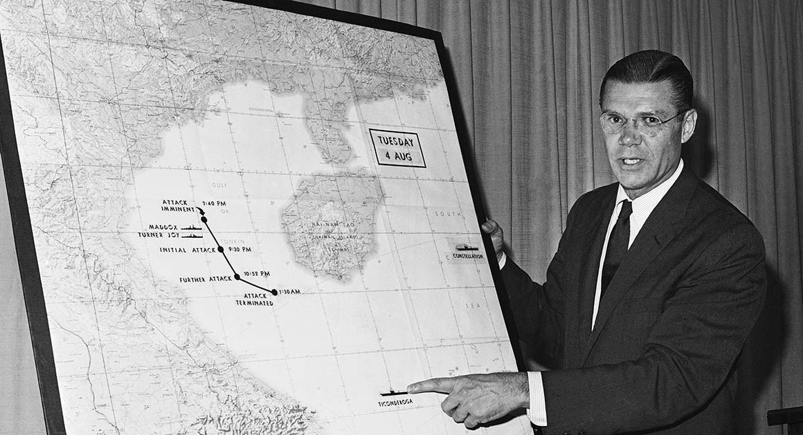 Министр обороны Роберт С. Макнамара указывает на действия в Тонкинском заливе во время брифинга в Пентагоне. / Источник https://clck.ru/3CENZP