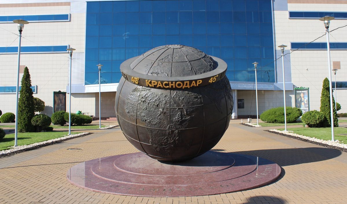 Фото: администрация Краснодара. Памятный знак "Географическая параллель 45 северной широты"