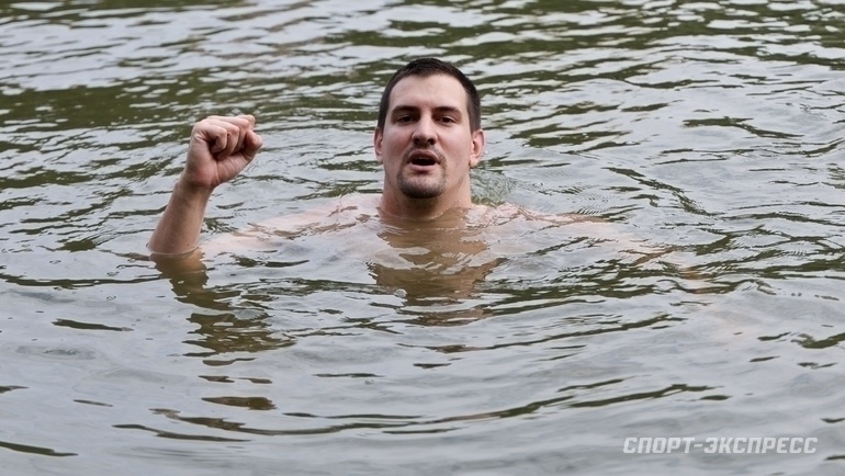    Журналист «СЭ» Дмитрий Кузнецов купается в Сене в Париже.Дарья Исаева