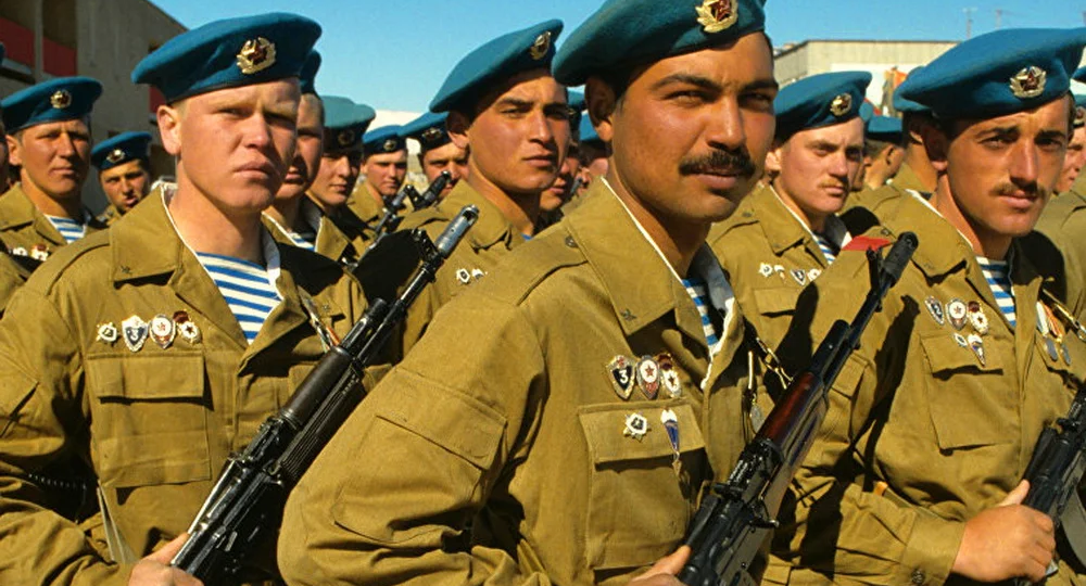 Почему десантники носят именно голубые береты и зачем их раньше делали малиновыми?