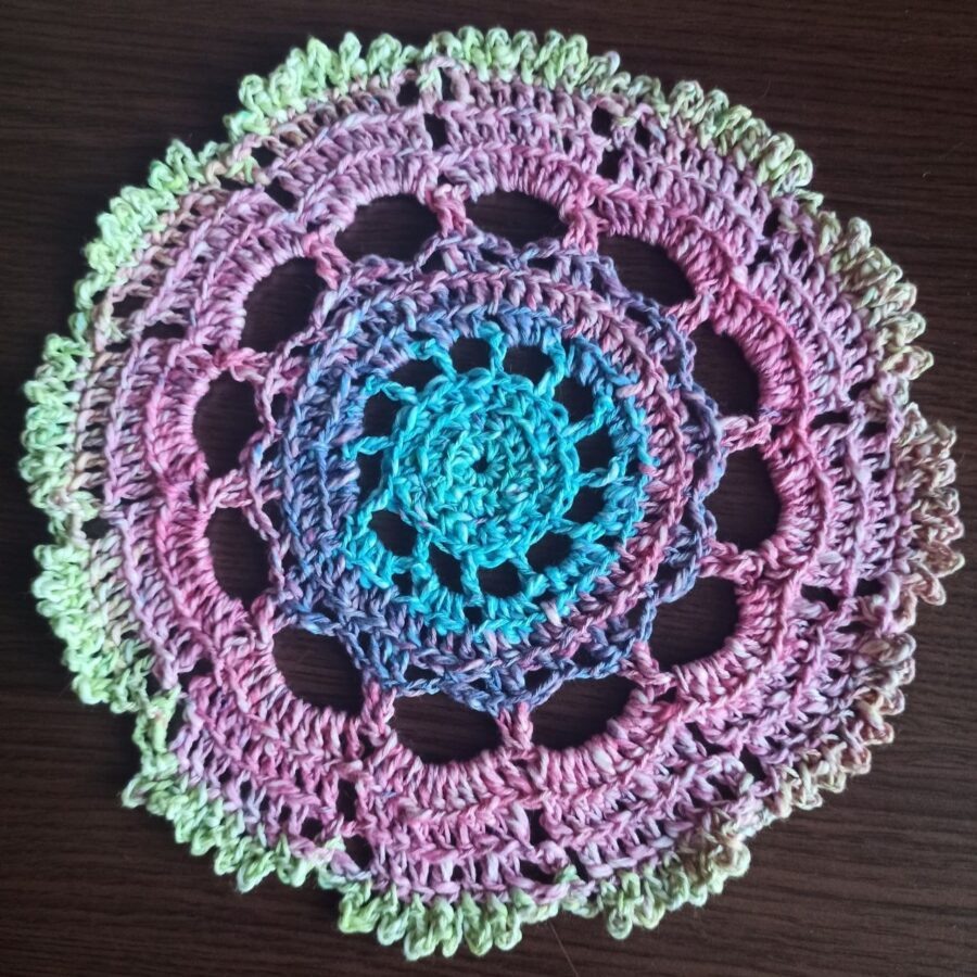    Салфетка крючком в стиле Бохо диаметром 23 см   
Источник: Дарья Насибулина для Креаликума