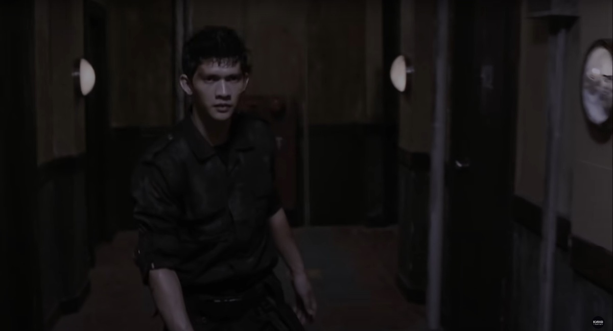 "Рейд" - это наверное, эталон фильма-боевика с тематикой боевых искусств, с прекрасно поставленными боевыми сценами. Ну и конечно Ико Ювейс просто красавчик. 
   Профессиональное не исчезает. И я внимательно присматриваюсь к планам и архитектуре. Дизайн здания, в котором разворачивались все 98% экранного времени явно проектировал социопат и мезантроп.  Эти лестницы, коридоры и абсолютно антропоненавистнические интерьеры! С этим зданием  связаны мои ассоциации мира будущего..