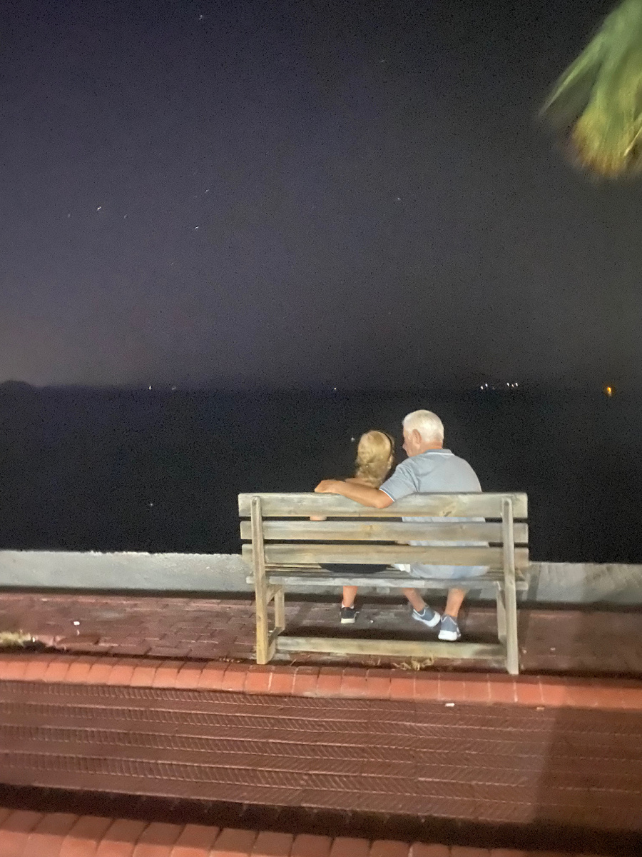 Не удержалась, запечатлела эту пожилую пару.