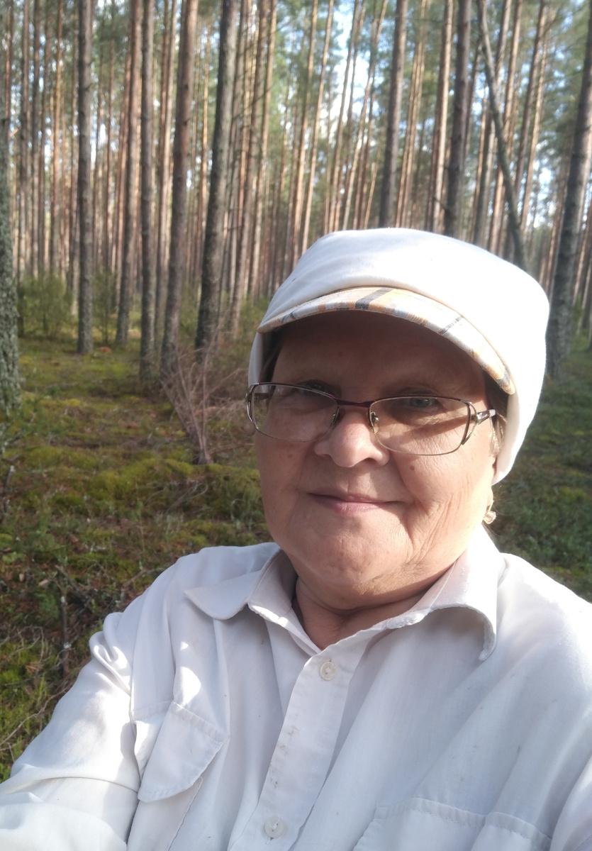 Довольная охотница за лисичками