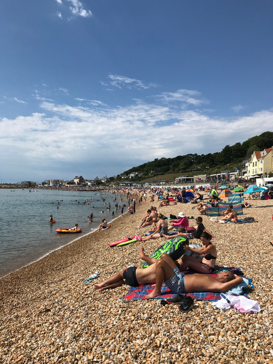 Галечный пляж в Лайм Риджесе (популярный курорт в Доpсете). Фотография из личного архива. 