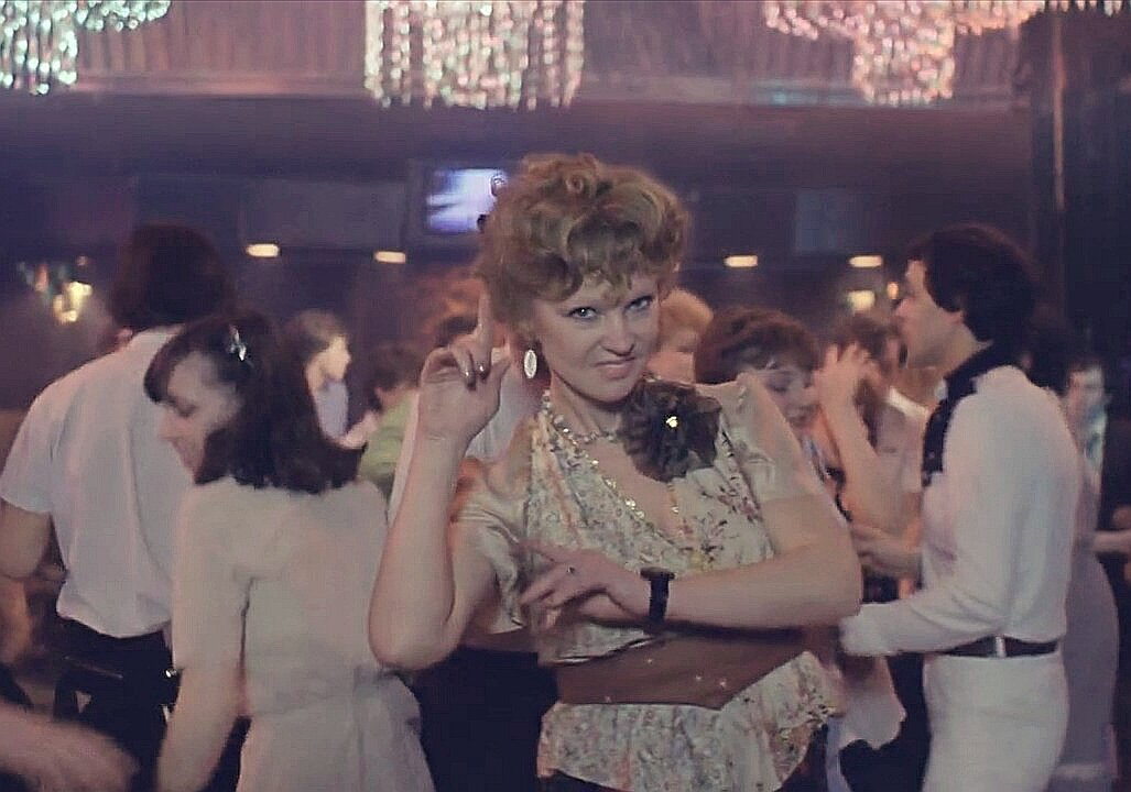 Кадр из фильма «Любовь и голуби» 