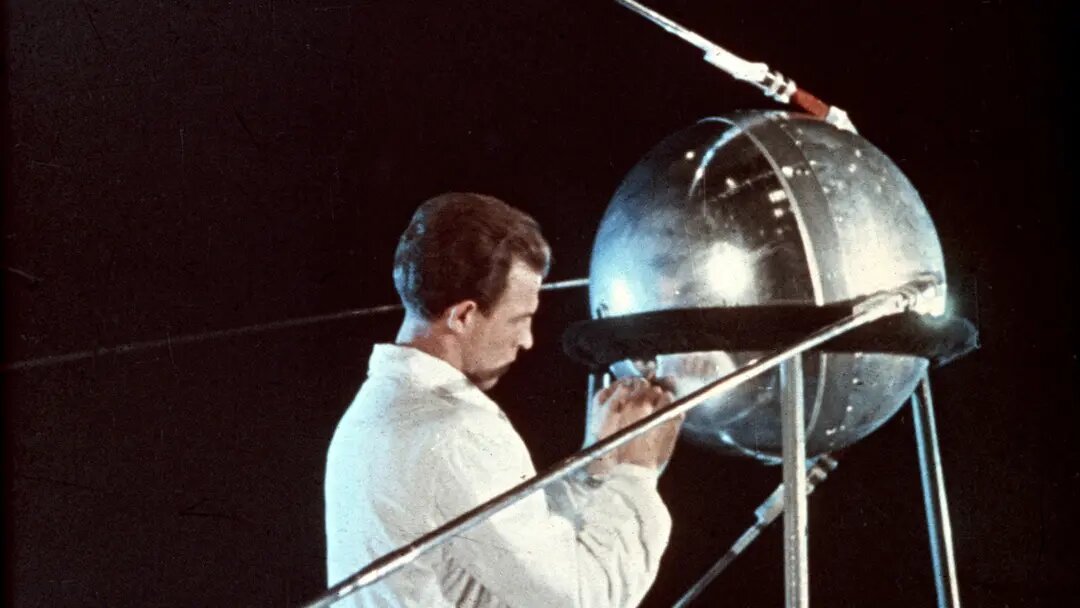СОВЕТСКИЙ ТЕХНИК, РАБОТАЮЩИЙ НА СПУТНИКЕ-1, 1957 ГОД.