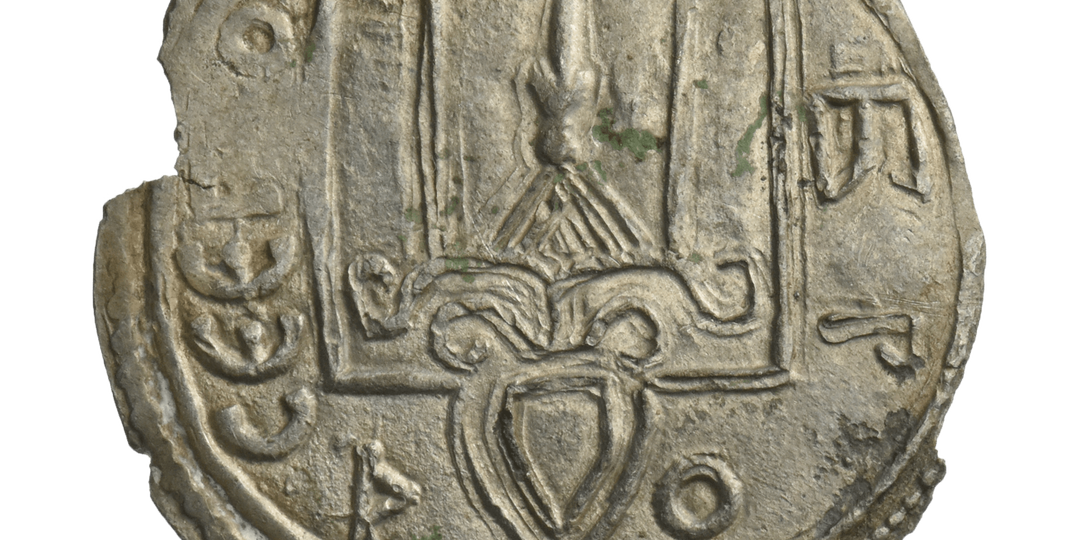 Плуг мальчишки вывернул из земли горшок с невзрачными монетами, которые оказались редчайшими сребренниками Киевской Руси