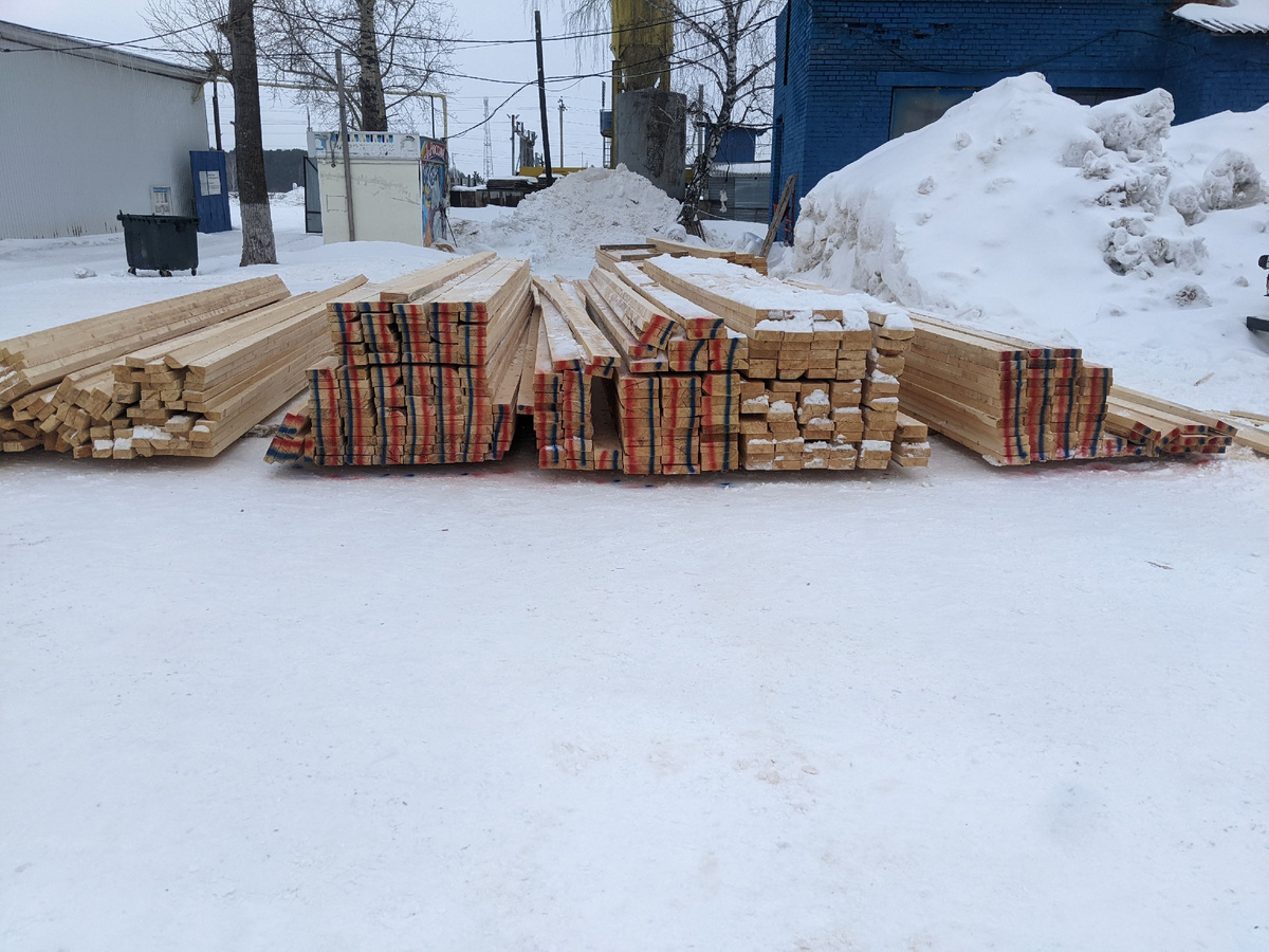 Сортировка доски перед загрузкой в сушильную камеру.