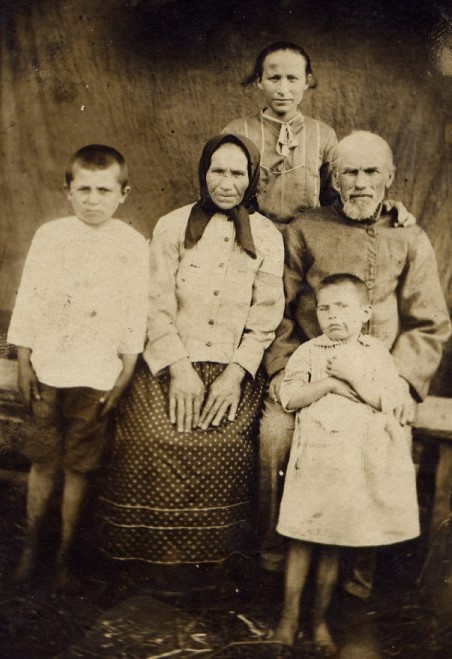 Сёма - крайний слева. Примерно 1902 год.