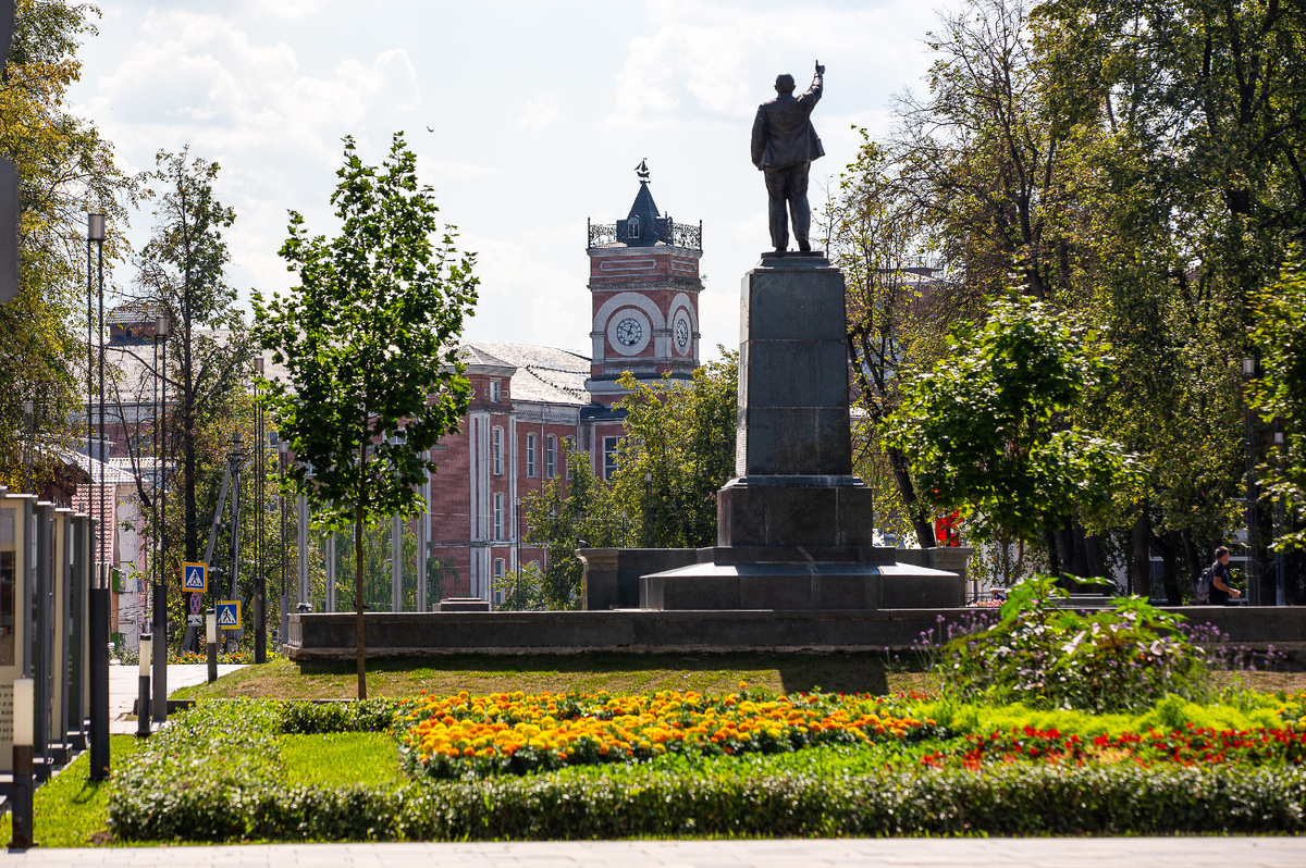 Соборная площадь и "Егорьевский Биг-Бен" - здание бывшей Бумагопрядильной фабрики братьев Хлудовых (ныне "Егорьевский текстиль"). Егорьевск, Московская область. Фото автора статьи 