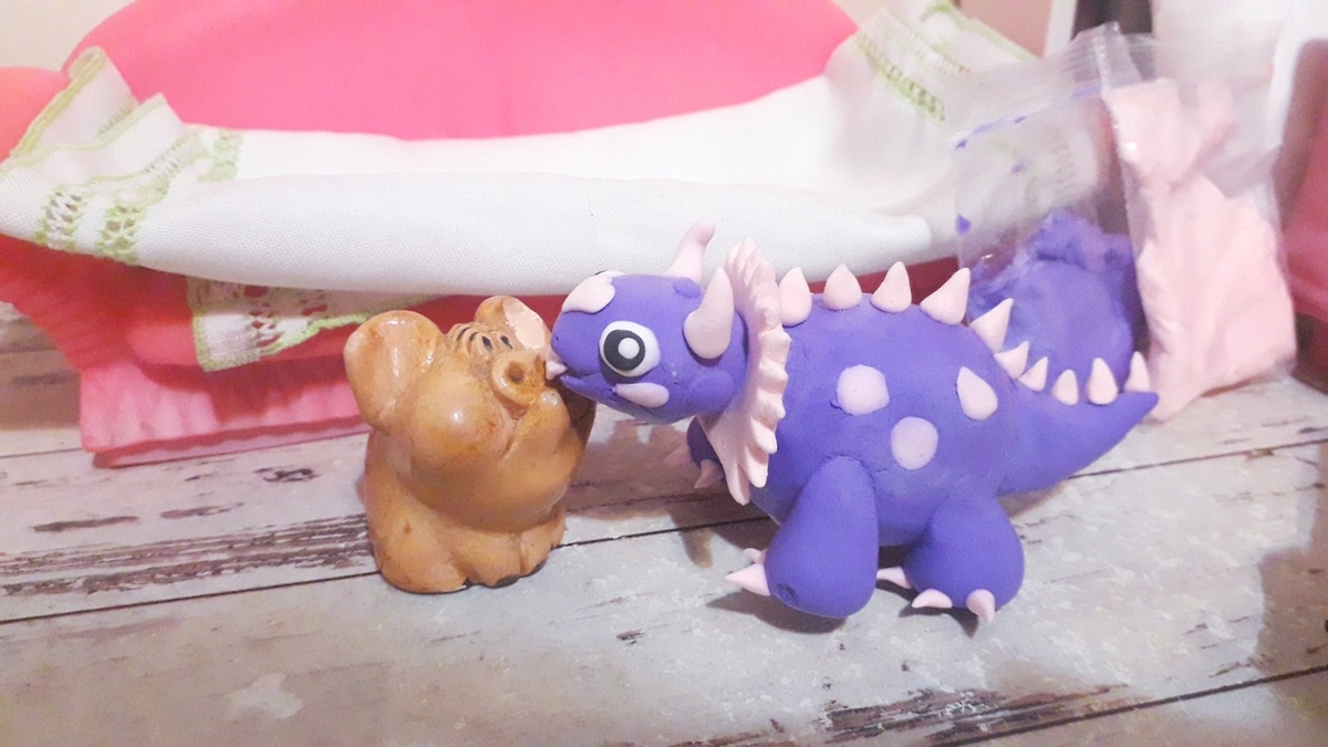 Пятачок знакомится с новой игрушкой